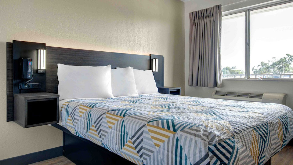 Attractive Room With King Bed Attractive Room With King Bed