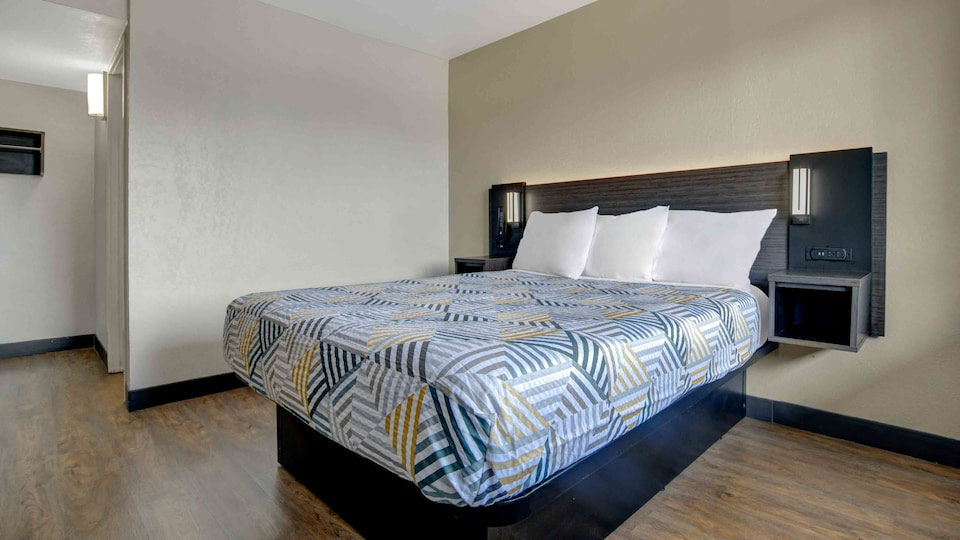 Attractive Room With King Bed Attractive Room With King Bed